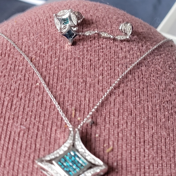 Transforming Necklace & Earring Set - Picture 9 of 14